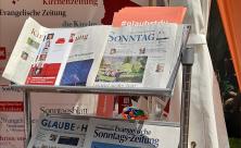 DER SONNTAG mit anderen evangelischen Wochenzeitungen Deutschlands am Stand des Evangelischen Presseverbandes auf dem Kirchentag in Nürnberg.