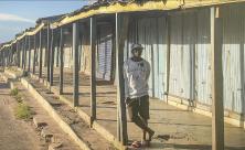 Geschlossen: Souvenir-Läden in Antananarivo auf Madagaskar. Wer beim Strandverkäufer Andenken erwirbt          
          <div class=