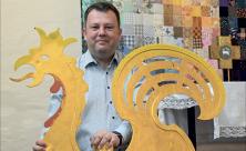 KV-Arbeit mit Wetterhahn: Kirchvorsteher Thomas Kowtsch aus der Kirchgemeinde Dresden-Ost erhofft sich vom Kirchenvorstandstag frische Ideen und Impulse für seine KV-Arbeit – vielleicht auch für den kaputten Wetterhahn. Foto: Steffen Giersch KV-Arbeit mit Wetterhahn: Kirchvorsteher Thomas Kowtsch aus der Kirchgemeinde Dresden-Ost erhofft sich vom Kirchenvorstandstag frische Ideen und Impulse für seine KV-Arbeit – vielleicht auch für den kaputten Wetterhahn. Foto: Steffen Giersch