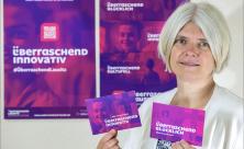 Pfarrerin Antje Pech (52) war bis Ende Juli Superintendentin des Kirchenbezirks Löbau-Zittau. In der Hand hält sie druckfrische Werbekarten für die Initiative »Überraschend Lausitz«. Ihr ehemaliger Kirchenbezirk wirbt mit dieser Kampagne »für vielversprechende und reizvolle – leider noch unbesetzte – Stellen          
          <div class=