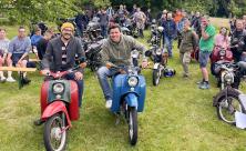 Gottesdienst einmal anders: Pfarrer Justus Geilhufe (r.) und Lars Böttcher          
          <div class=