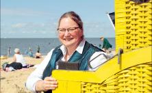 Nah an den Urlaubern: Urlauberpastorin Maike Selmayr an ihrem »Heimat- strand« von Duhnen          
          <div class=