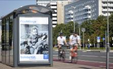 Für mehr Akzeptanz: Das Flüchtlingshilfswerk der Vereinten Nationen (UNHCR) macht mit einer Plakataktion auf die Parallelen zwischen Flüchtlingserfahrungen von 1945 und heute aufmerksam. © epd-bild/Hans Scherhaufer Für mehr Akzeptanz: Das Flüchtlingshilfswerk der Vereinten Nationen (UNHCR) macht mit einer Plakataktion auf die Parallelen zwischen Flüchtlingserfahrungen von 1945 und heute aufmerksam. © epd-bild/Hans Scherhaufer