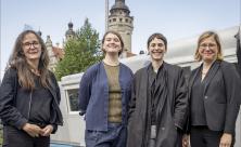 Am geplanten Standort am Wilhelm-Leuschner-Platz informierten sie: Gesine Oltmanns (Stiftung Friedliche Revolution)          
          <div class=