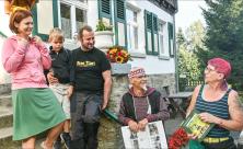 Die neuen und die alten Hauseltern des Bethlehemstifts Neudorf: Ulrike und Christian Päßler mit Sohn Gabriel (links)          
          <div class=