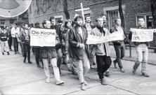 Protestmarsch vor 35 Jahren: Am 10. Oktober 1988 demonstrierten kirchliche Mitarbeiter und Leser der Kirchenzeitung »Die Kirche« gegen staatliche Zensurmaßnahmen. Nach rund hundert Metern wurden der Marsch gewaltsam aufgelöst und etwa 80 Personen festgenommen. © epd-bild/Bernd Bohm Protestmarsch vor 35 Jahren: Am 10. Oktober 1988 demonstrierten kirchliche Mitarbeiter und Leser der Kirchenzeitung »Die Kirche« gegen staatliche Zensurmaßnahmen. Nach rund hundert Metern wurden der Marsch gewaltsam aufgelöst und etwa 80 Personen festgenommen. © epd-bild/Bernd Bohm
