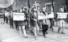 Protestmarsch vor 35 Jahren: Am 10. Oktober 1988 demonstrierten kirchliche Mitarbeiter und Leser der Kirchenzeitung »Die Kirche« gegen staatliche Zensurmaßnahmen. Nach rund hundert Metern wurden der Marsch gewaltsam aufgelöst und etwa 80 Personen festgenommen. © epd-bild/Bernd Bohm