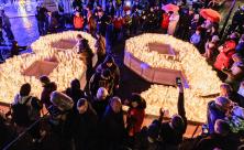Botschaft der Kerzen: Auf dem Nikolaikirchhof wurde am Montag eine riesige »89« im Laufe des Abends von Besucherinnen und Besuchern mit tausenden Teelichtern zum Leuchten gebracht. © epd-bild/Jens Schlueter