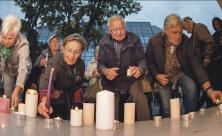 Plauener erinnerten am Sonnabend mit Kerzen an die erste Großdemonstration der Friedlichen Revolution in der DDR am 7. Oktober 1989. © Ellen Liebner