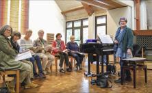 Chorprobe für die Festwoche in der Pauluskirche Grünau: A-Kantorin Elke Zieschang          
          <div class=