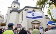 Vor der Lutherkirche in Plauen wurde am Freitag Solidarität mit Israel gezeigt. © Ellen Liebner 