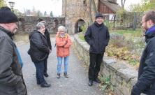 »Spuren der Schöpfung«: Im Kräutergarten am Wendischen Hof in Bautzen lernen Teilnehmer eines Workshops beim Ökumenischen Thementag Küchen- und Heilkräuter kennen und die Bedeutung des Gartens in der Bibel. © C. Schumann