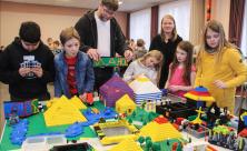 Bunte Bibelwelt: Gemeindepädagoge Lutz Riedel baut mit Kindern bei den »Lego-Tagen« in Purschwitz die Geschichte von Josef und seinen Brüdern nach. © Schumann