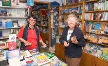 Christliche Buchhandlung in Roßwein: Inhaberin Ute Lomtscher (l.) mit Kundin Maria Colve          
          <div class=