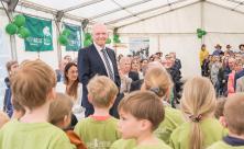 Matthias Lang vor dem Festpublikum inmitten von Kindergartenkindern. Foto: Kinderarche/Ilka Meffert Abschiedsgala für den Käpt’n