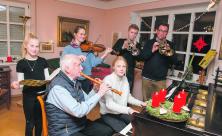 Familie Zehme bei der privaten Weihnachtsmusik in ihrem Haus in Oschatz. V.l.n.r.: Enkelin Marie-Luise          
          <div class=