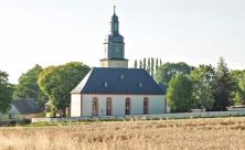 Die Dorfkirche von Ebersgrün ist der Heiligen Maria Magdalena gewidmet. Im Volksmund hat sich der Name »Kreuzkirche« eingebürgert          
          <div class=