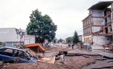 Häuser und Straßen wurden durch das Hochwasser in Dresden zerstört: Im August 2002 stieg der Elbpegel aufgrund starker Regenfälle auf 9,40 Meter – der normale Pegel liegt bei 1,40 Meter. Viele Menschen verloren ihr Hab und Gut          
          <div class=