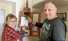 Neue Stempelstelle am Lutherweg: Im Pilgerschrank im Gemeindehaus Mittweida gibt es jetzt auch einen Pilgerstempel. Aneta Grund und Steffen Schnabel kümmern sich darum          
          <div class=