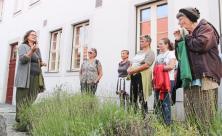 Kräuter im Überfluss: Gemeindepädagogin und Heilpraktikerin Christine Czieslak (l.) hat beim Tag der Schöpfung in Herrnhut zu einer Kräuterwanderung eingeladen und gezeigt          
          <div class=