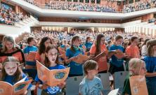 Größter Kinderchor Sachsen: Mit rund 2000 Sängerinnen und Sängern beherbergte die Stadthalle Chemnitz zum Landeskurrendetag den größten Kinderchor  des Freistaats und war quasi ausgebucht. Sogar Vorschulkinder – also Vorkurrende – waren mit dabei          
          <div class=
