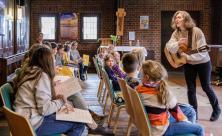 Probe für den Landeskurrendetag: In der Gnadenkirche Chemnitz-Borna studieren Kantorin Christine Hübler und Gemeindepädagogin Sabine Kranz (hinten links) mit rund 20 Kindern das neue Musical ein. © Uwe Winkler Probe für den Landeskurrendetag: In der Gnadenkirche Chemnitz-Borna studieren Kantorin Christine Hübler und Gemeindepädagogin Sabine Kranz (hinten links) mit rund 20 Kindern das neue Musical ein. © Uwe Winkler