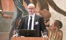 Bischof Tobias Bilz kommt zum Gespräch. © S. Giersch