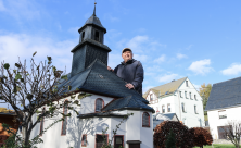 Günter Müller an der Mini-Kirche in Mini-Weißbach. Er hat sie kürzlich mit anderen generalüberholt. Das sind Nachbauten von wichtigen Gebäuden des Ortes. 51 Stationen gehören zum Krippenweg. © Irmela Hennig