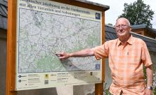 Vor der Kirche steht die neue Infotafel zum Sächsischen Jakobsweg: Ulrich Kästli zeigt den Standort Elterlein. Auch eine Stempelstelle gibt’s gleich neben dem Pfarrhaus. © Christine Bergmann Vor der Kirche steht die neue Infotafel zum Sächsischen Jakobsweg: Ulrich Kästli zeigt den Standort Elterlein. Auch eine Stempelstelle gibt’s gleich neben dem Pfarrhaus. © Christine Bergmann