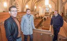 Auf der Empore der Kirche Dresden-Briesnitz stehen (v. l.) Kantor Jonathan Auerbach          
          <div class=