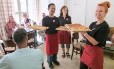 Meißen »Markt 10«: Ehrenamtliche Mitarbeiterinnen und Mitarbeiter servieren selbst gebackenen Kuchen. Zweite von rechts ist Leiterin Sabine Dehmelt. © Tomas Gärtner Meißen »Markt 10«: Ehrenamtliche Mitarbeiterinnen und Mitarbeiter servieren selbst gebackenen Kuchen. Zweite von rechts ist Leiterin Sabine Dehmelt. © Tomas Gärtner