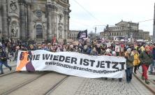 Vom Altmarkt durch die Altstadt von Dresden zogen die etwa 30 000 Menschen bei ihrer Demonstration für Demokratie am vergangenen Sonnabend unter dem Motto »Wir sind die Brandmauer«. © Steffen Giersch