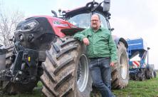 Steffen Irmer mit seinem Traktor: Auf den Feldern um Unkersdorf sät und erntet er das Getreide. In der Dresdner Mühle wird es zu Mehl für Brot          
          <div class=