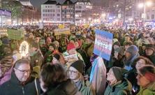 Mehrere zehntausend Menschen sind am 16. Januar in Köln gegen Rassismus auf die Straße gegangen. © epd-bild/Guido Schiefe