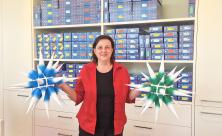 Jana Lorenz vom Verkauf der Herrnhuter Sterne GmbH präsentiert die neuen Sterne anlässlich »100 Jahre Patent«. Jana Lorenz vom Verkauf der Herrnhuter Sterne GmbH präsentiert die neuen Sterne anlässlich »100 Jahre Patent«.