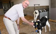 Bischof Tobias Bilz besuchte den Milchhof in Haßlau bei Roßwein und informierte sich über moderne Herstellungsbedingungen von Milch. © Steffen Giersch Bischof Tobias Bilz besuchte den Milchhof in Haßlau bei Roßwein und informierte sich über moderne Herstellungsbedingungen von Milch. © Steffen Giersch