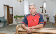 Roland Müller ist die Kirche in Laas ans Herz gewachsen. Der 60-Jährige ist Ortsvorsteher der Kirchgemeinde und kümmert sich an vielen Stellen ehrenamtlich. © Thomas Barth