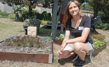 Rosa Pätzig auf einer Musteranlage für Gräber im Areal der Gartenbaufachschule Pillnitz. © Torsten Hilscher Rosa Pätzig auf einer Musteranlage für Gräber im Areal der Gartenbaufachschule Pillnitz. © Torsten Hilscher