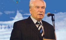 Schriftsteller und Gottsucher: Der Kirgise Tschingis Aitmatow (1928–2008) setzte sich auch intensiv mit der Religion auseinander. © Medovich/CC BY-SA 4.0