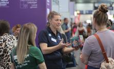 Werbung und Austausch. Die Jugendhilfemesse war Kontaktbörse für Träger aus ganz Europa. © Birgit Andert Werbung und Austausch. Die Jugendhilfemesse war Kontaktbörse für Träger aus ganz Europa. Foto: Birgit Andert