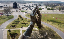 Für Gott und die Welt: Diese Skulptur vor der Oral Roberts Universität in Tulsa (Oklahoma) illustriert in der TV-Doku »Evangelikale – Mit Gott an die Macht« das Streben Evangelikaler nach gesellschaftlichem Einfluss. © Airline Films