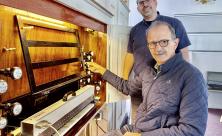Organola-Erfinder Klaus Holzapfel (vorn) mit Bockaus Pfarrer Michael Lippky bei der Installation des computergesteuerten Abspielgeräts. Organola-Erfinder Klaus Holzapfel (vorn) mit Bockaus Pfarrer Michael Lippky bei der Installation des computergesteuerten Abspielgeräts.