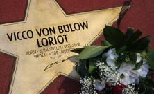 Stern für Loriot mit Blumen zum Gedenken auf dem Boulevard der Stars in Berlin          
          <div class=