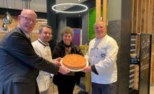 Das Foto zeigt die Eröffnung der 29. Aktion Stollenpfennig im Advent 2022 in Radebeul mit Diakoniechef Dietrich Bauer (l.) und Landesobermeister Roland Ermer (r.). Sammlung ist eine Aktion von Kirche und Bäckerhandwerk.