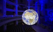 »Gaia« und ist eine Nachbildung des Planeten Erde mit detaillierten NASA-Bildern von der Erdoberfläche.