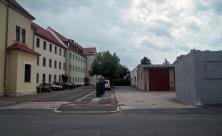 Schleusenbereich mit Erinnerungsstelen und Zellentrakt im Geschlossenen Jugendwerkhof Torgau