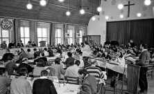 30. April 1989: Im Gemeindehaus der Dresdner Christus- kirche beschloss die Versammlung zwölf Ergebnistexte – ein ökumenischer »Kairos«          
          <div class=