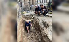 Peter Hiptmair (unten) und Nicole Eichhorn vom Landesamt für Archäologie          
          <div class=