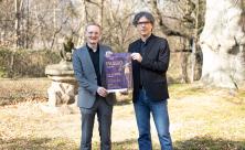 Landeskirchenmusikdirektor Burkhard Rüger (li.) und Domkantor Albrecht Koch mit dem Veranstaltungsplakat. Foto: EVLKS Klangfluss trifft Fastentuch