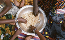 Grundnahrungsmittel: Reis wird in der Elfenbeinküste zu fast allen lokalen Speisen serviert. Jedoch werden nur eine Million Tonnen im Land angepflanzt          
          <div class=